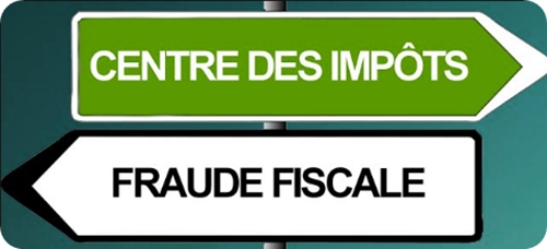 deux panneaux de signalisation : un versle centre des impôts et l'autre vers la fraude fiscale